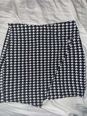 SHEIN Black and White Houndstooth Mini Skirt